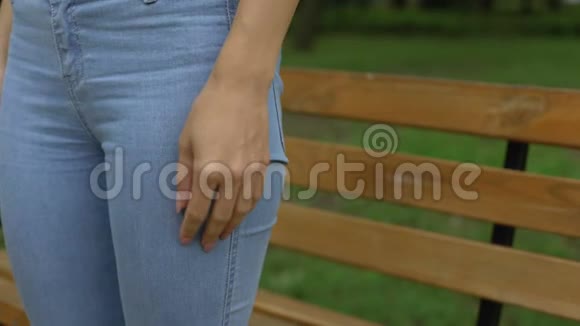 患有膀胱炎的妇女触摸腹部感觉疼痛医疗保健视频的预览图
