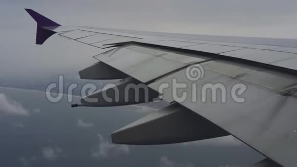 飞机飞越海面的机翼视频的预览图