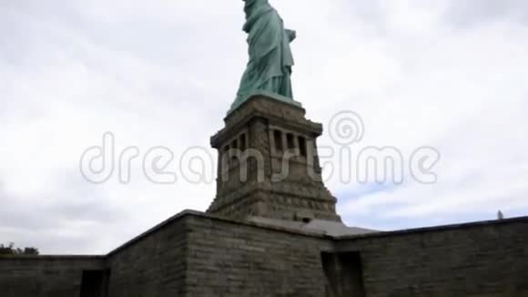 纽约8月3日自由女神像从纽约哈德逊河的雕像岛视频的预览图