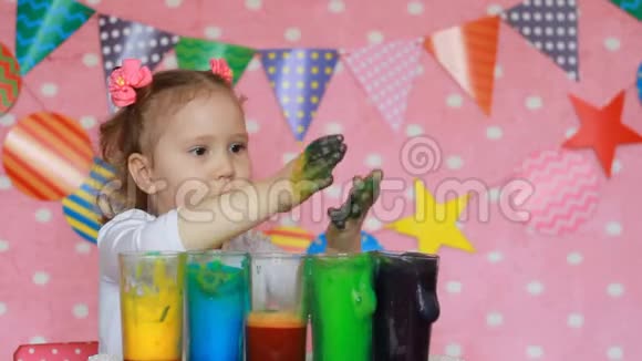 孩子正在做一个彩色泡沫的实验脏手在油漆里为孩子学习颜色多元色液体视频的预览图