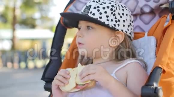 户外女孩在公园吃三明治视频的预览图