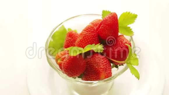 草莓放在旋转的玻璃陶器上视频的预览图