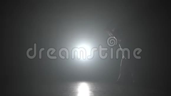 卡波伊拉在黑暗中与灯光聚光灯在演播室视频的预览图