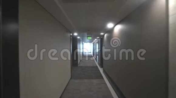 FPV沿着通用现代酒店走廊步行视频的预览图