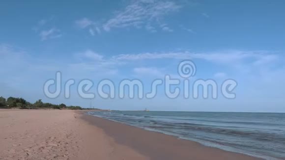 海滩和大海的景色时间流逝视频的预览图