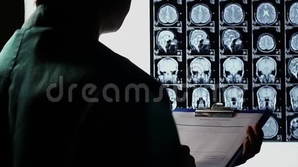 检查颅骨脑X线扫描做笔记做诊断视频的预览图