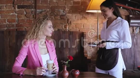 在咖啡厅喝咖啡的女人加巧克力糖果视频的预览图