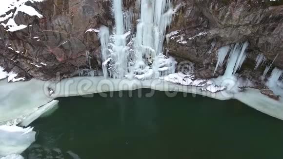 峡谷中的冰冻瀑布与山河视频的预览图
