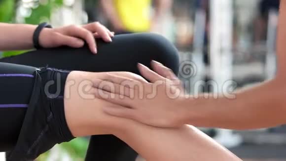在健身房接受膝盖按摩的女人视频的预览图