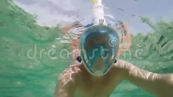 在热带岛屿附近的浮潜年轻人在水里游泳海上度假视频的预览图