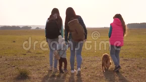 带背包的家人和狗一起旅行亲密家庭的团队合作母亲女儿和家庭宠物游客视频的预览图