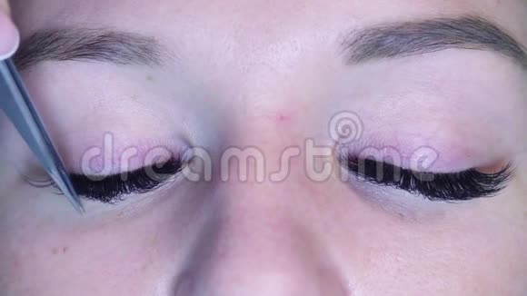女人的眼睛美容师梳理睫毛视频的预览图