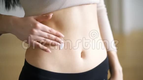 女人在她的腹部涂上保湿霜视频的预览图