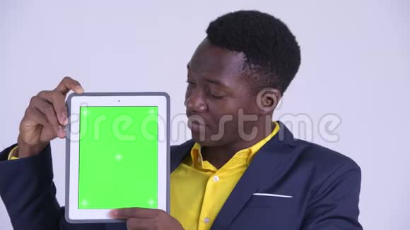 年轻快乐的非洲商人展示数码平板电脑的脸视频的预览图