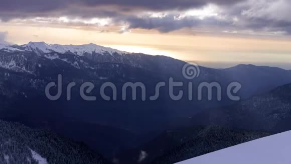 高加索山脉玫瑰峰日落时太阳光线穿过云层的时间推移运动视频的预览图