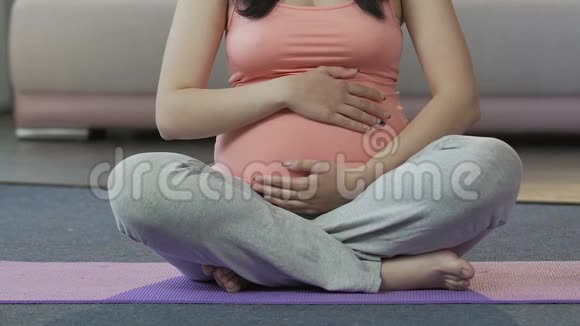 孕妇在地板上练习瑜伽产前锻炼体育活动视频的预览图