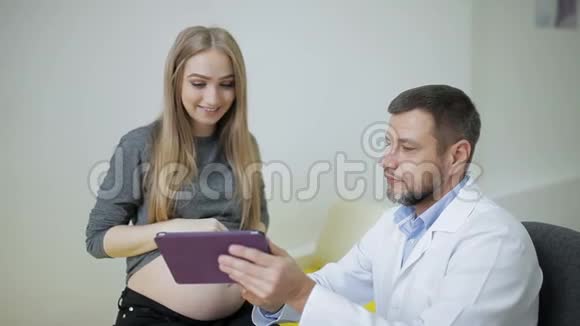 医生给孕妇看了她婴儿超声波照片视频的预览图