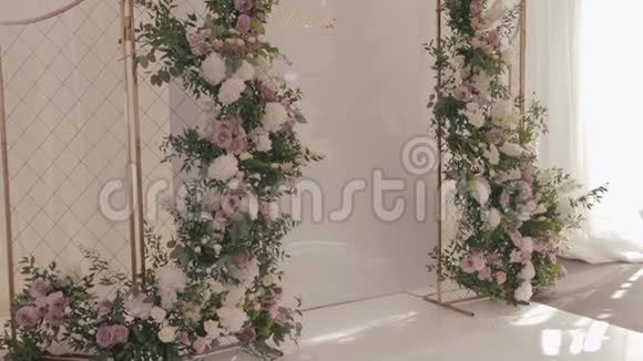 餐厅婚礼装饰金色的婚礼祭坛装饰着绿色植物和白色玫瑰的花环视频的预览图