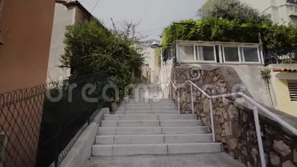 摩纳哥街道上狭窄的老台阶和蒙特卡洛有车的道路视频的预览图
