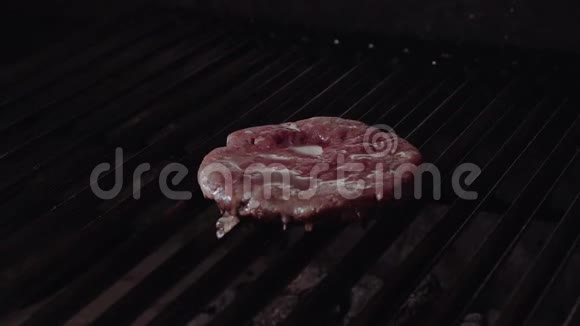 做汉堡的厨师牛肉或猪肉烧烤汉堡用于烧烤火焰烤汉堡特写视频的预览图