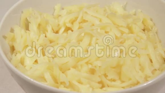 在碗里放奶酪视频的预览图