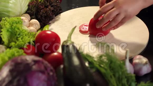 女孩用陶瓷刀切番茄CU4K视频的预览图