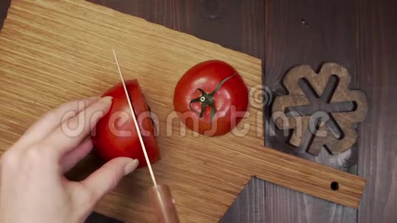 厨师用锋利的钢刀在木板上切番茄煮沙拉做蔬菜饭生吃视频的预览图