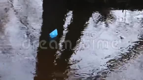 蓝色的小纸船上流淌着一条透明的河流倒映在树上视频的预览图