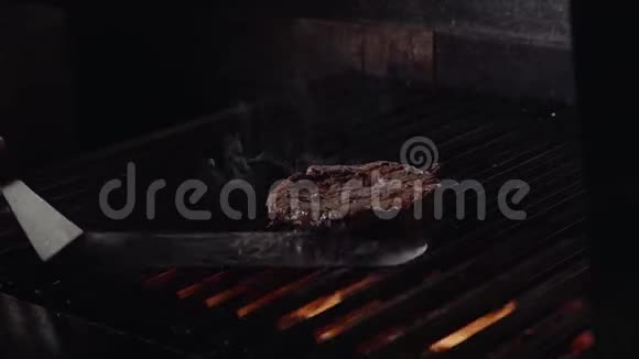 做汉堡的厨师牛肉或猪肉烧烤汉堡用于烧烤火焰烤汉堡特写视频的预览图