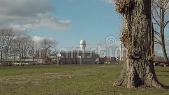 德国柏林公共城市公园TempelhoferFeld的树木视频的预览图