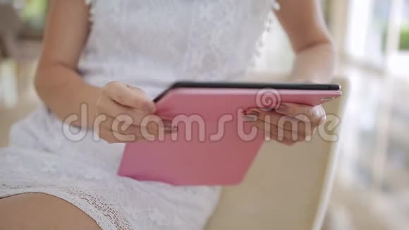 有魅力的女人在酒店大厅的平板电脑上工作视频的预览图