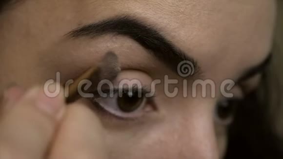 化妆师用睫毛妆来塑造的眼睛关闭视野4K视频的预览图
