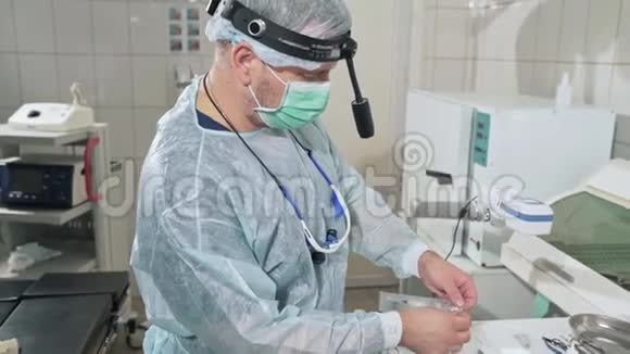 特写在医院工作的外科医生在手术前对医疗器械进行消毒戴眼镜的医生视频的预览图