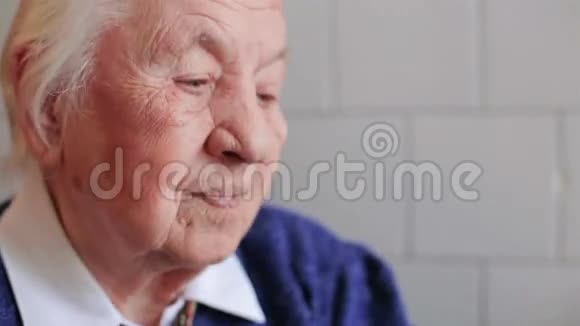一位老妇人的悲伤景象视频的预览图