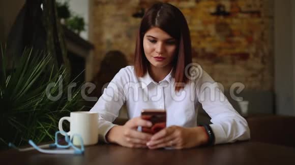 偶然的年轻女子在家办公室通过视频聊天会议通过电话交谈女商人视频的预览图