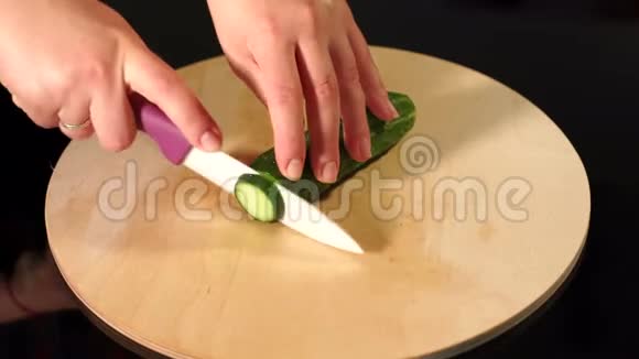 女人用陶瓷刀切黄瓜视频的预览图