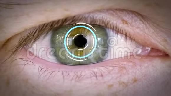 用虹膜或视网膜扫描关闭男性眼睛视频的预览图