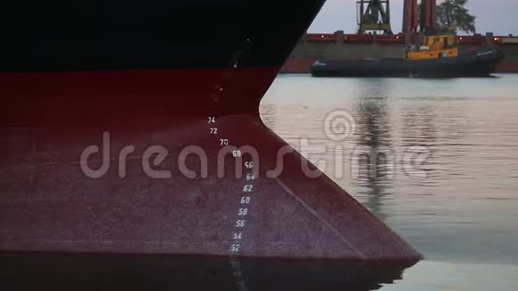 船身下沉入水中的全景船身下的货物重量散装水线上的草稿标记视频的预览图