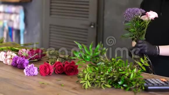 花商是从事挑选花卉为一个明亮美丽的构图出售视频的预览图