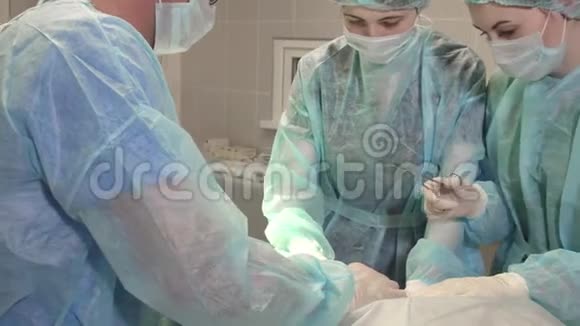 护士在手术中帮助外科医生视频的预览图