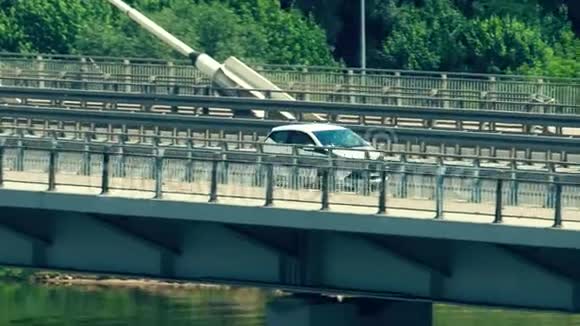 无法辨认的现代紧凑型汽车沿着桥行驶视频的预览图