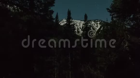 4K运动时间推移森林和山上的Srar夜空视频的预览图