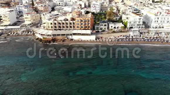 希腊克里特岛海滩和酒店的空中飞行视频的预览图