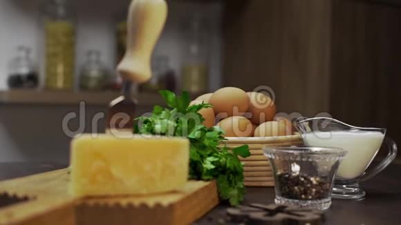 奶酪和鸡蛋放在厨房的桌子上家里做煎蛋卷的原料煎蛋卷的原料健康的视频的预览图