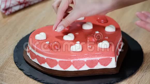 糖果装饰心形慕斯蛋糕情人节蛋糕视频的预览图