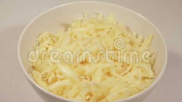 在碗里放奶酪视频的预览图