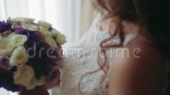 早安新娘新娘把花抱在怀里把她转过来关门视频的预览图