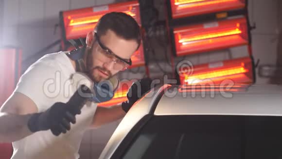 人用手电筒检查汽车抛光的结果视频的预览图