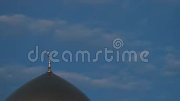 噪音和谷物就像在旧胶卷上一样清真寺的金色尖塔顶部有一个新月形是伊斯兰教对抗蓝色的象征视频的预览图