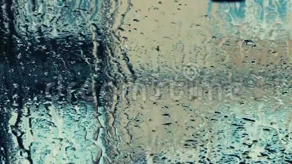 雪落在玻璃上立即融化特写镜头视频的预览图